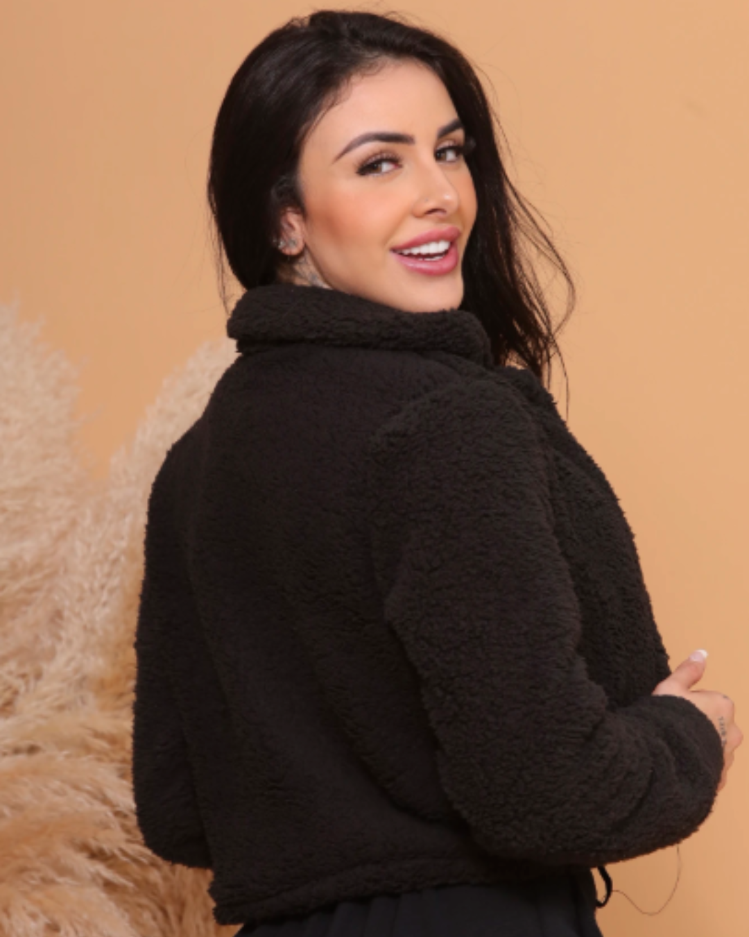 Teddyfellmantel für Damen mit Plüschfutter innen und außen.