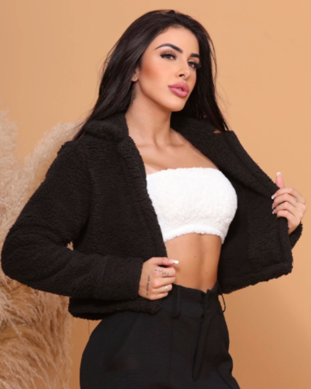 Teddyfellmantel für Damen mit Plüschfutter innen und außen.