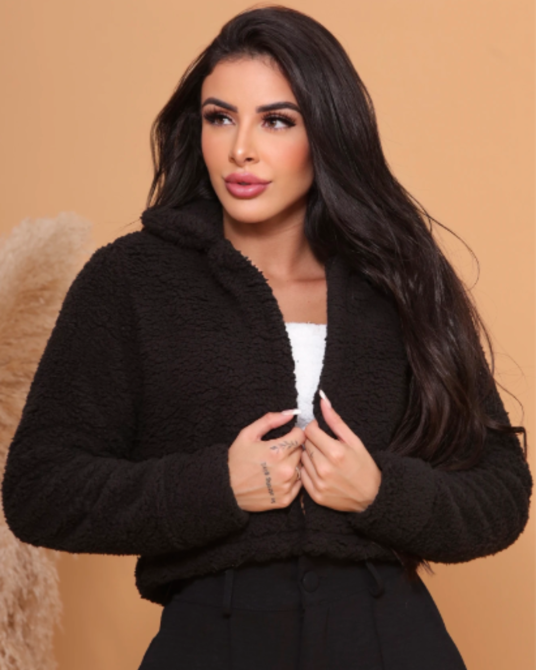 Teddyfellmantel für Damen mit Plüschfutter innen und außen.