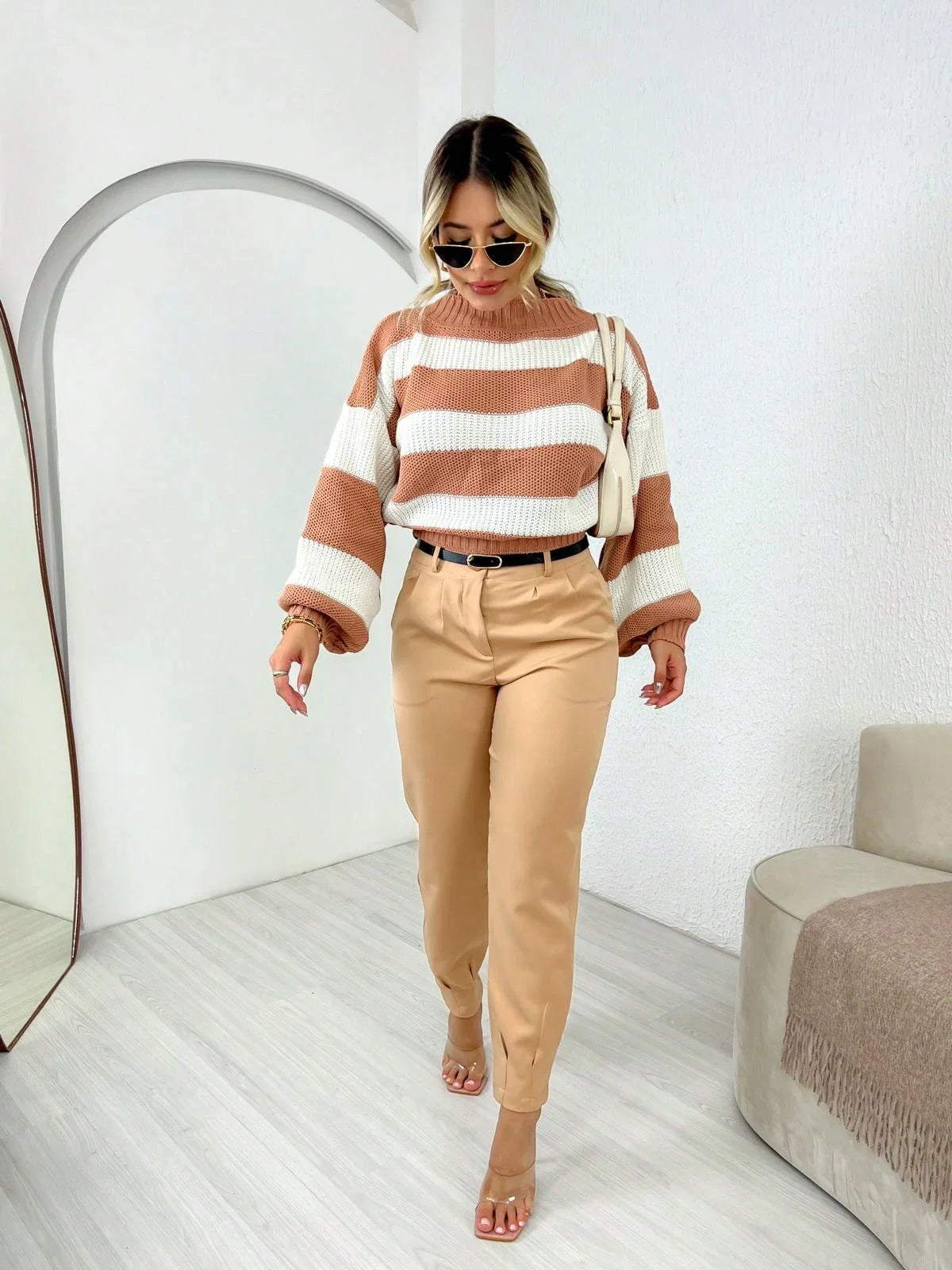 Gestreifter Strickpullover: Stil und Komfort