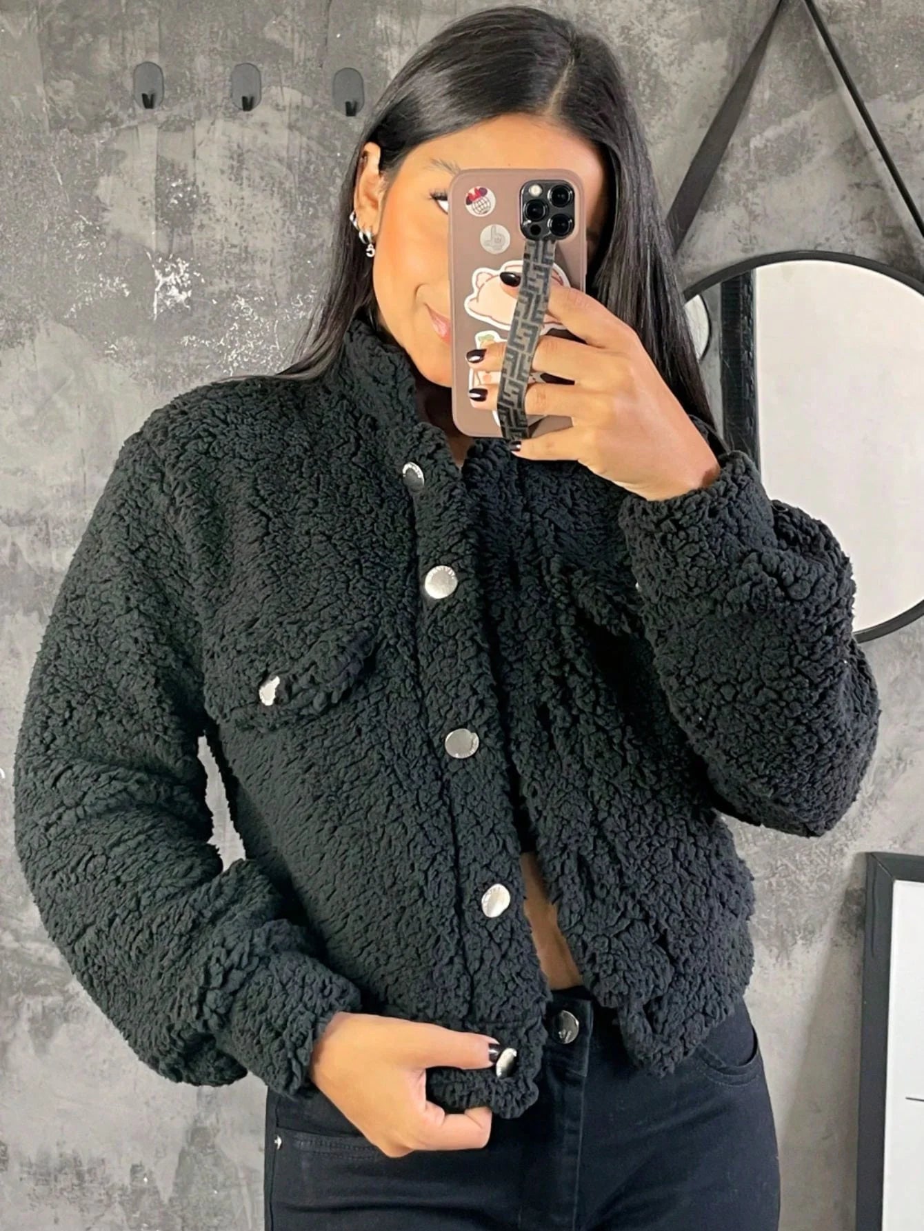 Kurzer Teddy-Mantel mit Knöpfen: Stil und Komfort für den Winter