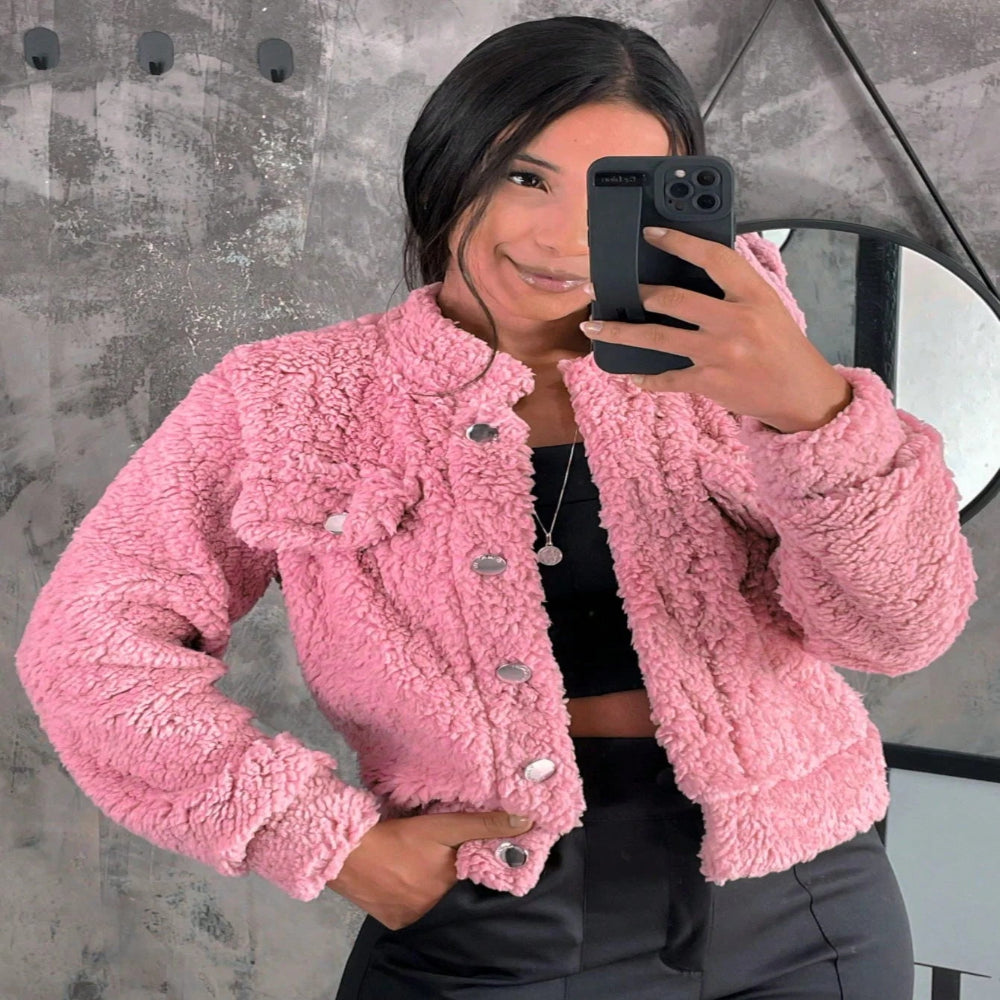 Kurzer Teddy-Mantel mit Knöpfen: Stil und Komfort für den Winter