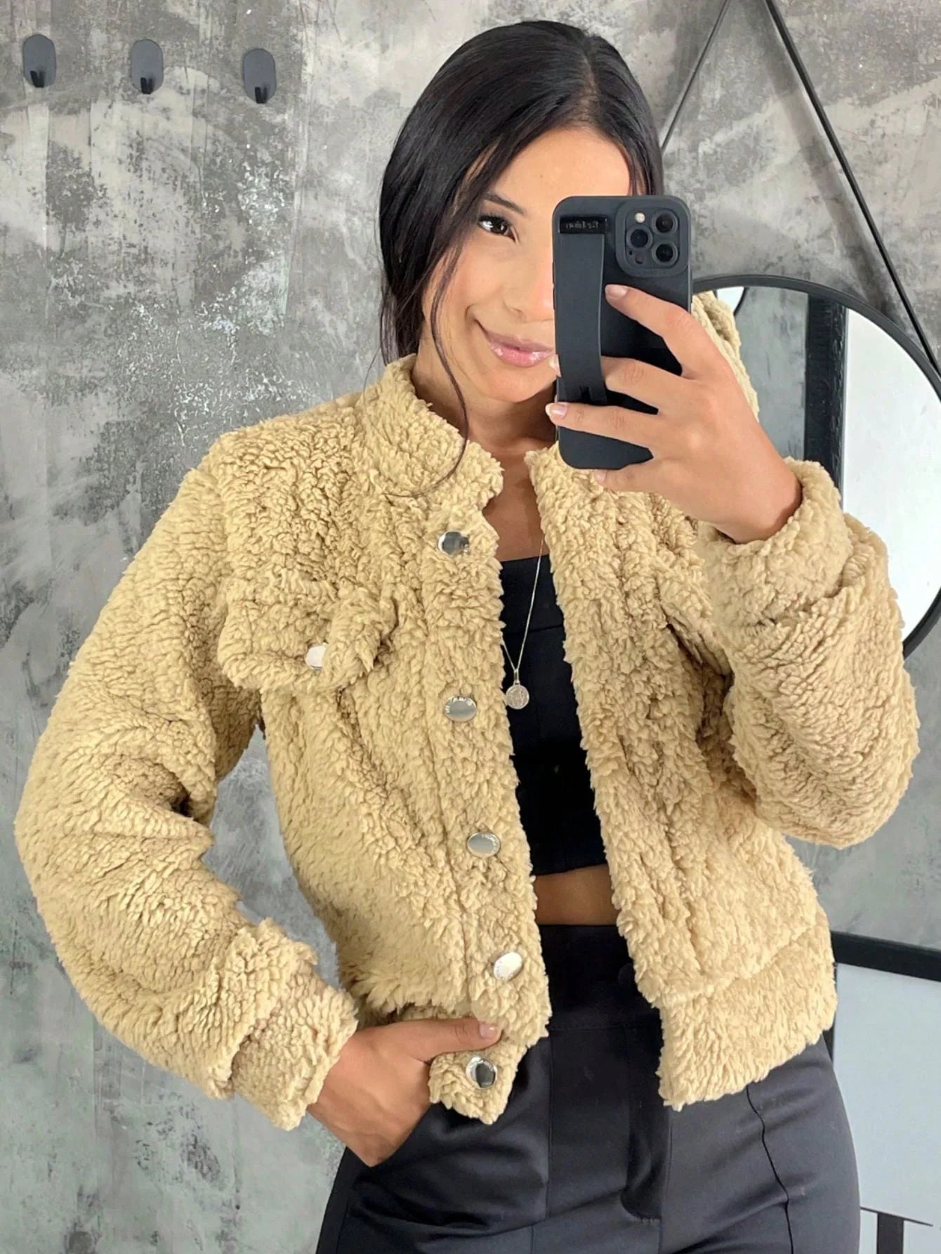 Kurzer Teddy-Mantel mit Knöpfen: Stil und Komfort für den Winter