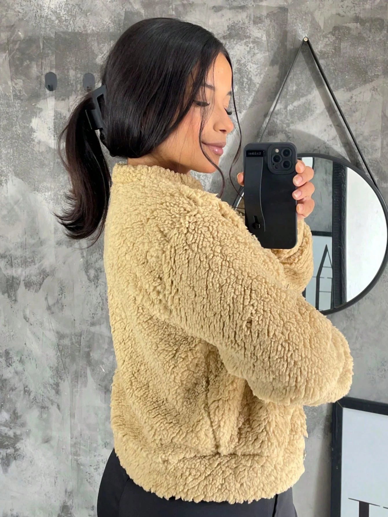 Kurzer Teddy-Mantel mit Knöpfen: Stil und Komfort für den Winter