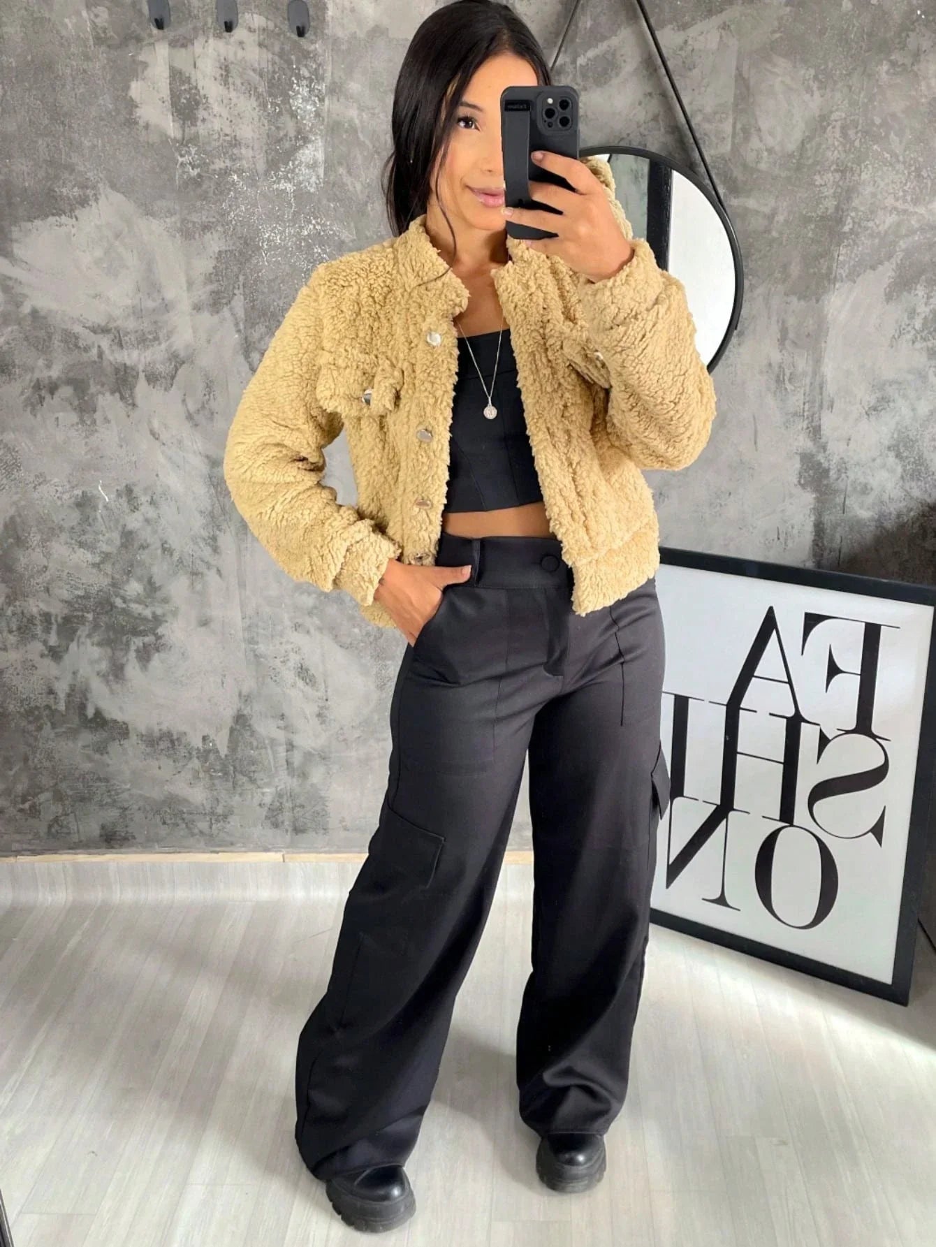 Kurzer Teddy-Mantel mit Knöpfen: Stil und Komfort für den Winter