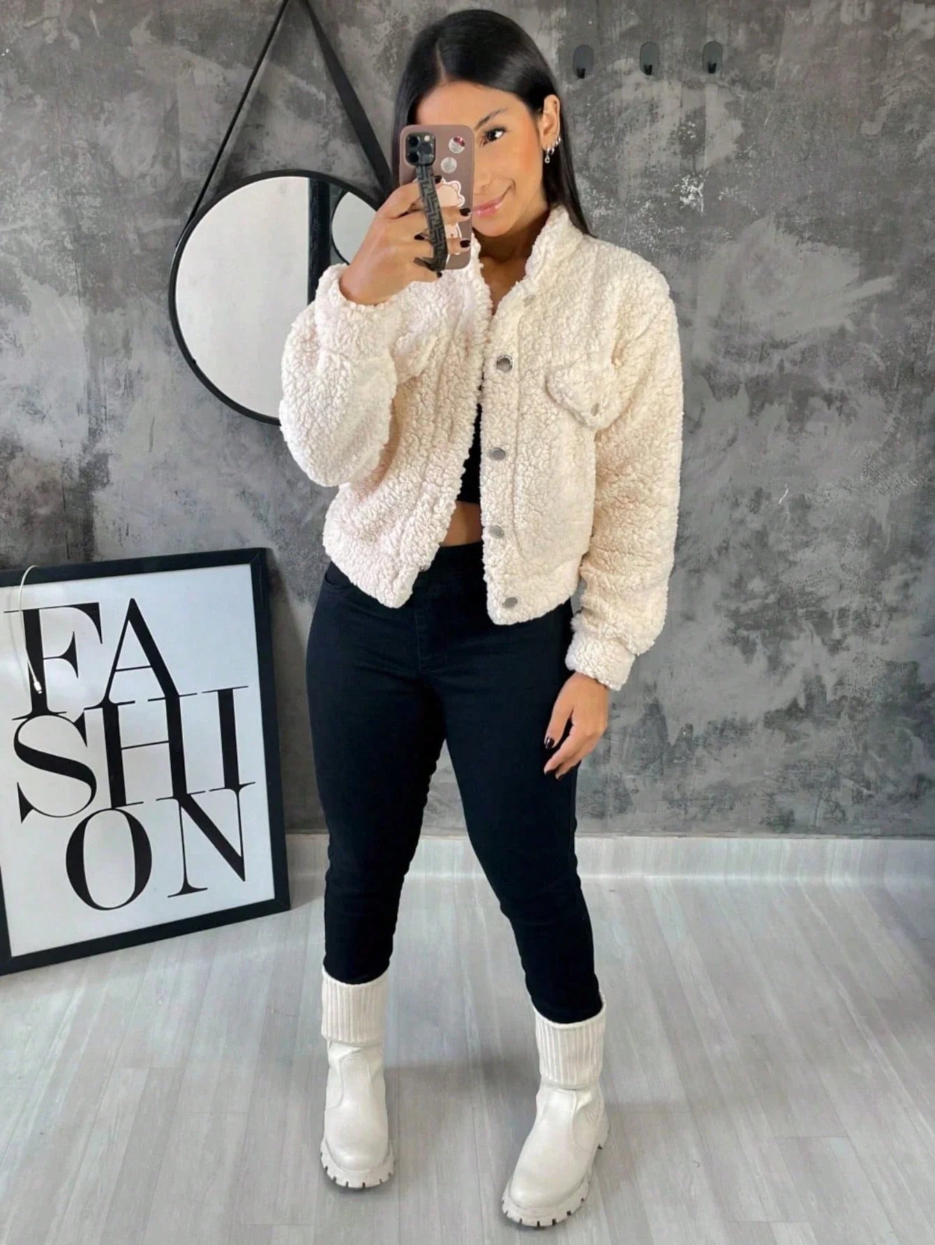 Kurzer Teddy-Mantel mit Knöpfen: Stil und Komfort für den Winter