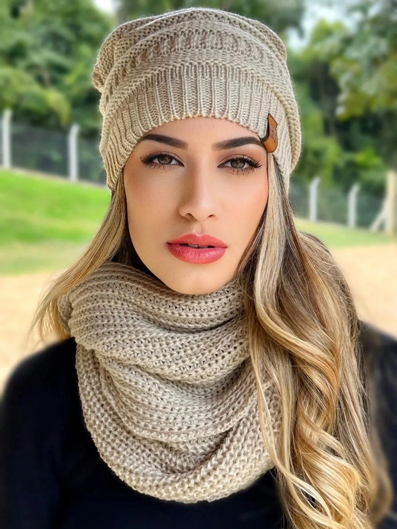 Wollmütze und Schal-Set für Damen – Stil und Komfort für kalte Tage