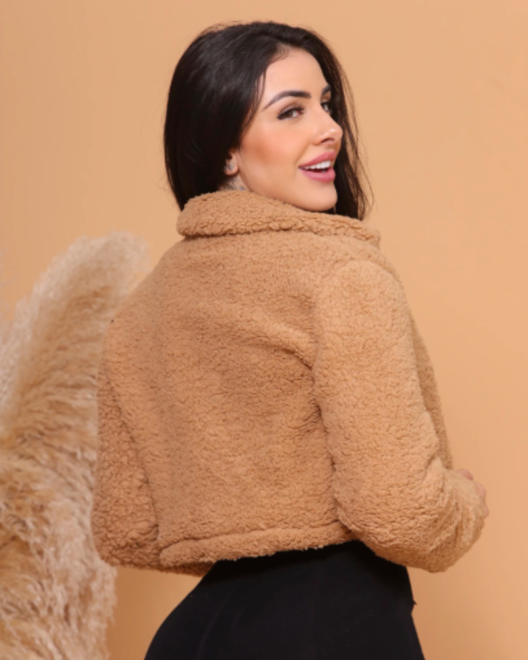 Teddyfellmantel für Damen mit Plüschfutter innen und außen.