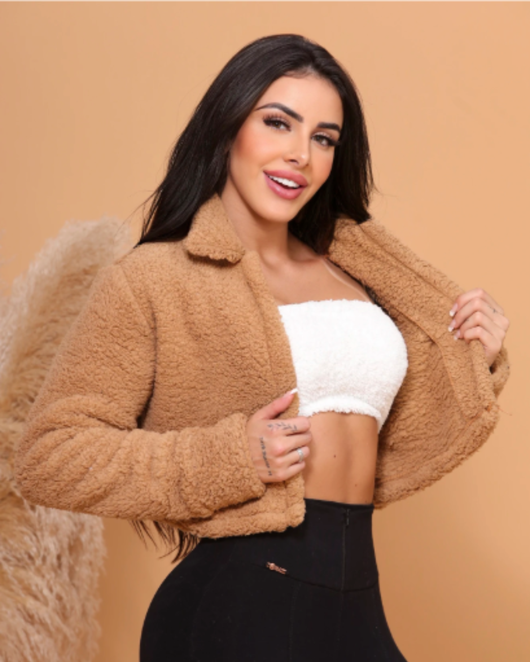 Teddyfellmantel für Damen mit Plüschfutter innen und außen.