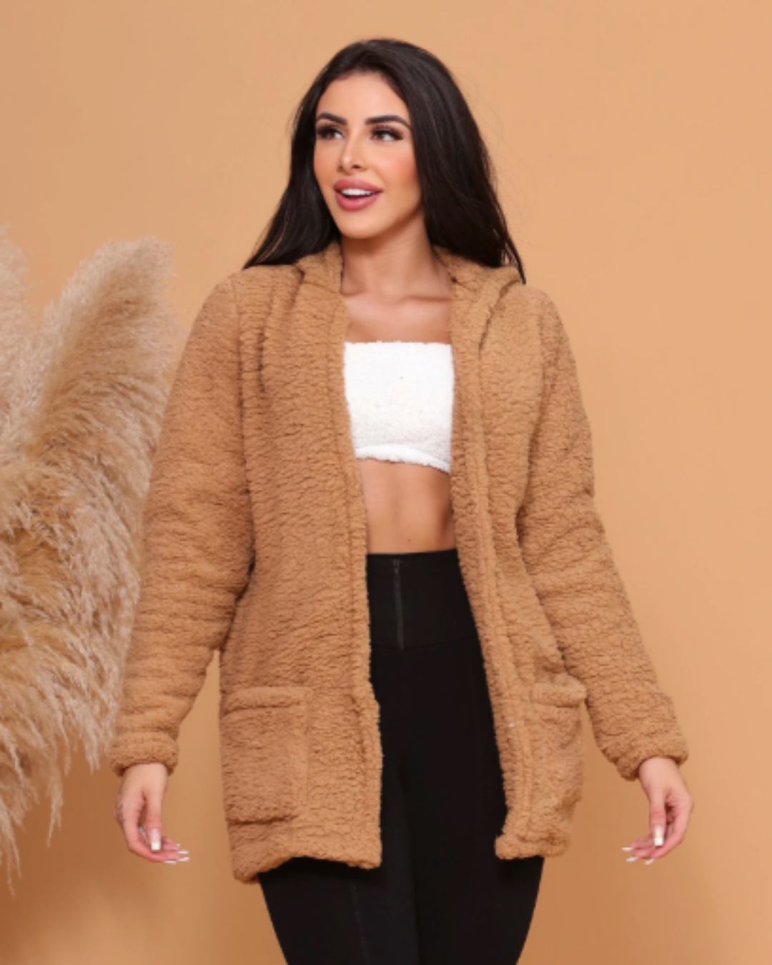 Langer Damen-Teddymantel mit Kapuze und Tasche.