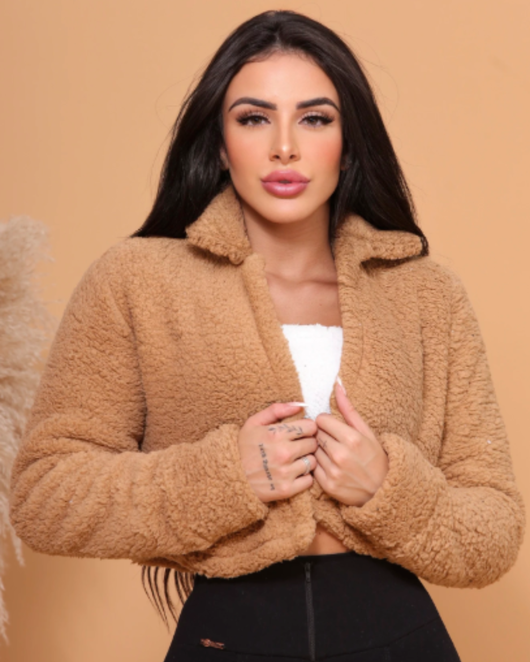 Teddyfellmantel für Damen mit Plüschfutter innen und außen.