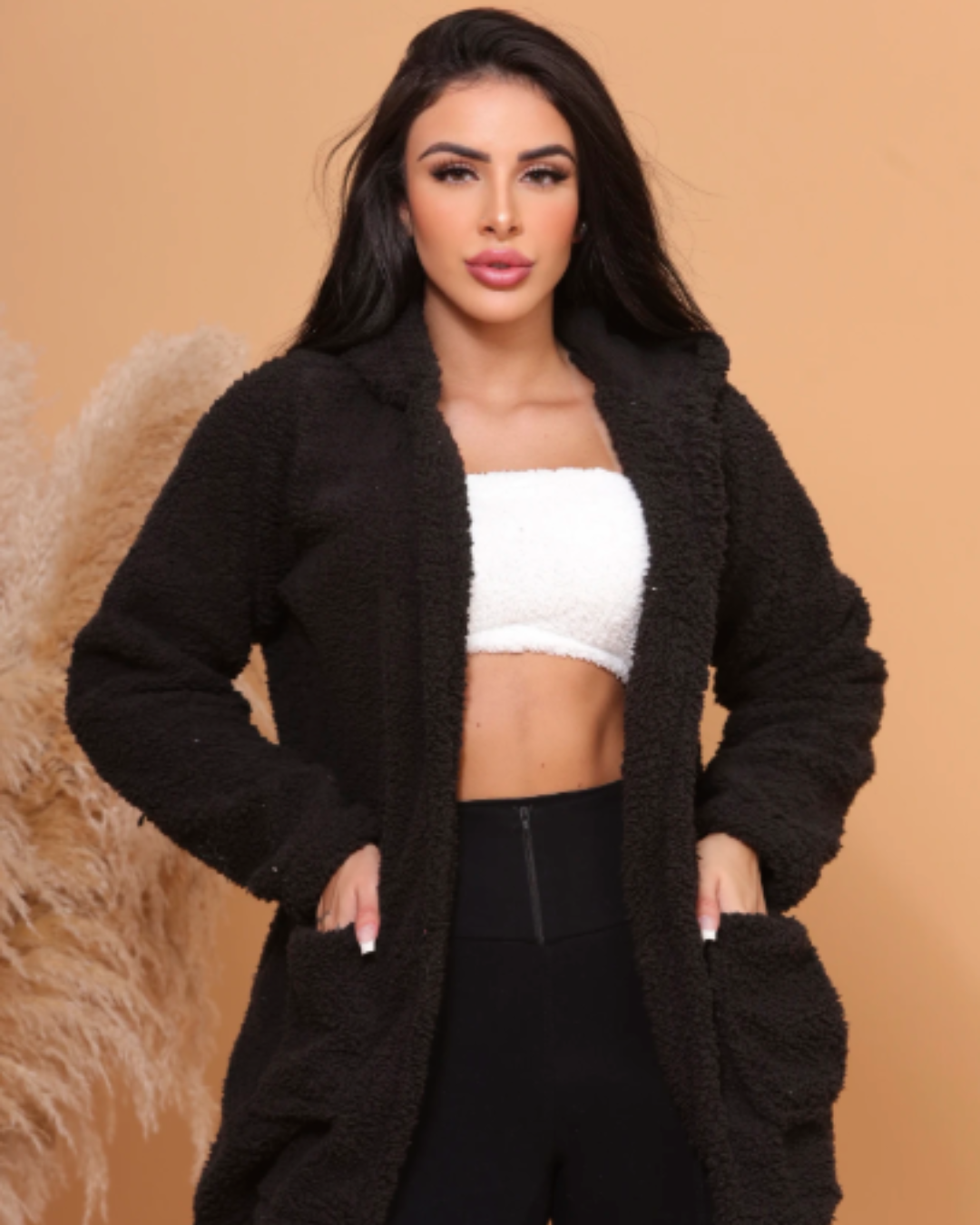 Langer Damen-Teddymantel mit Kapuze und Tasche.