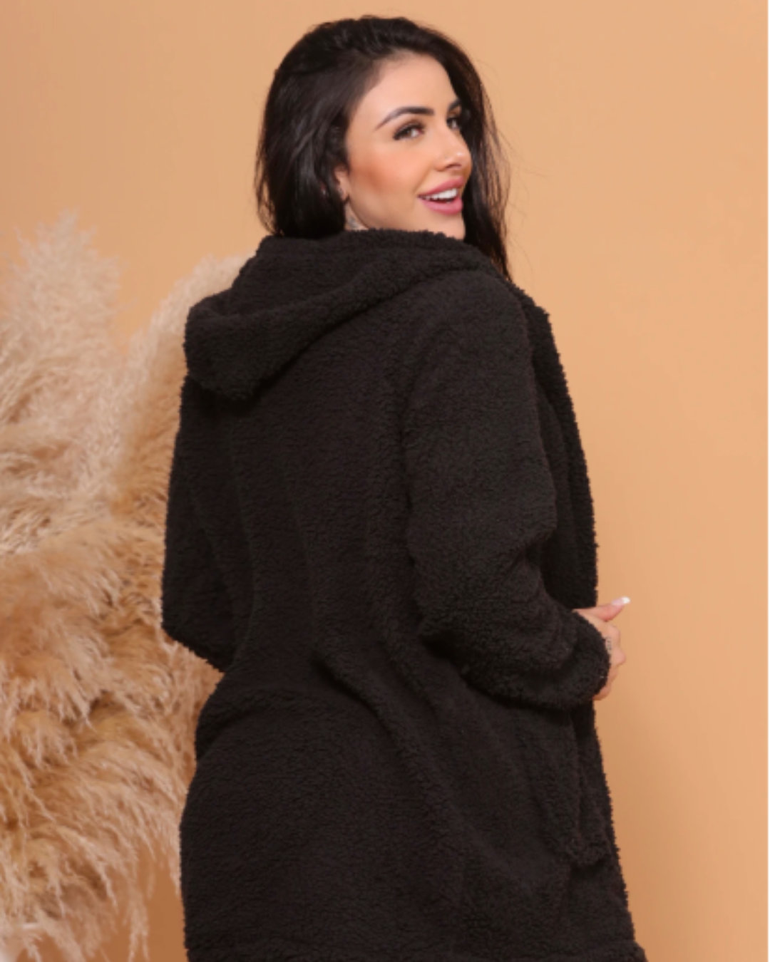 Langer Damen-Teddymantel mit Kapuze und Tasche.