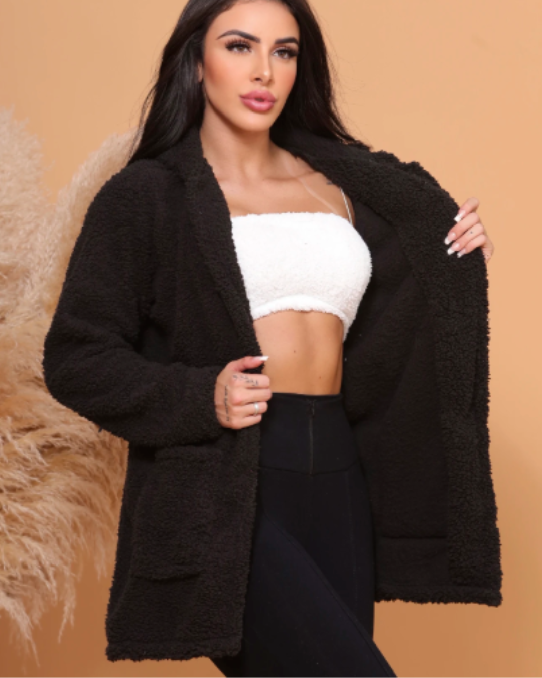 Langer Damen-Teddymantel mit Kapuze und Tasche.