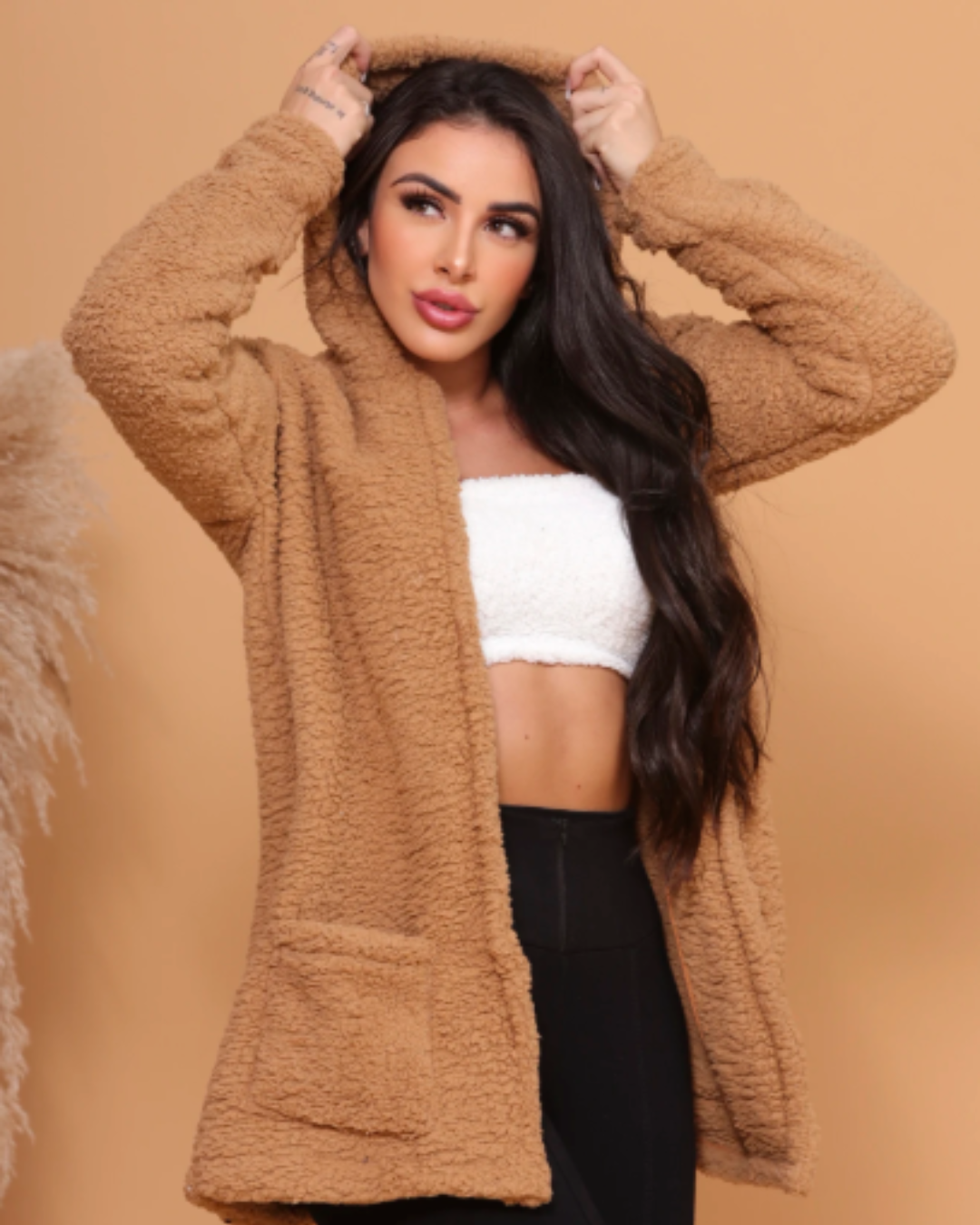 Langer Damen-Teddymantel mit Kapuze und Tasche.