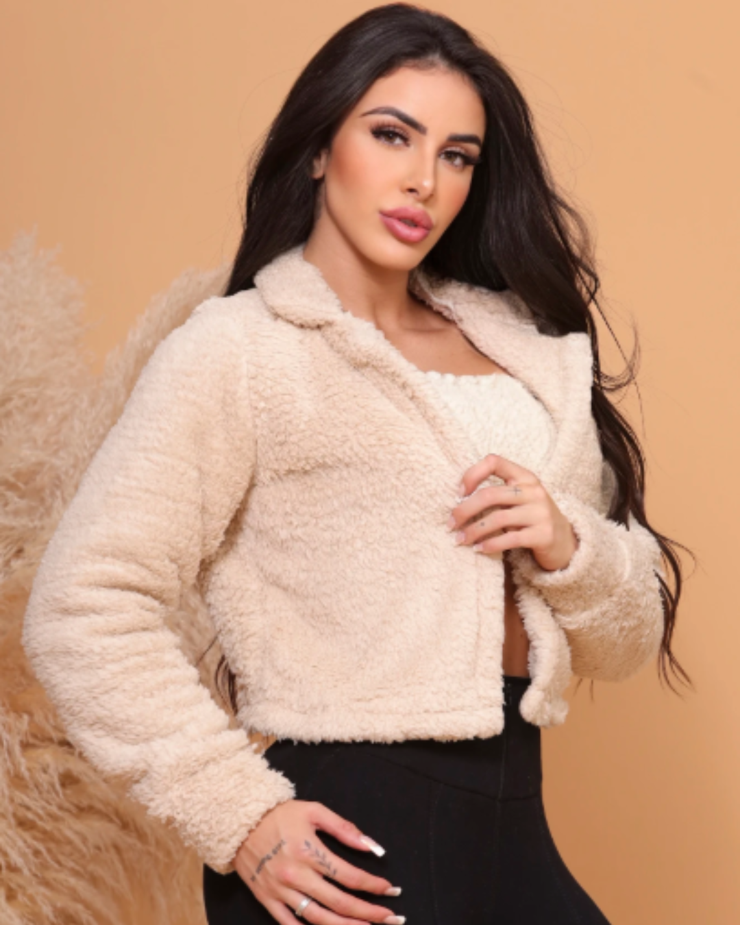 Teddyfellmantel für Damen mit Plüschfutter innen und außen.