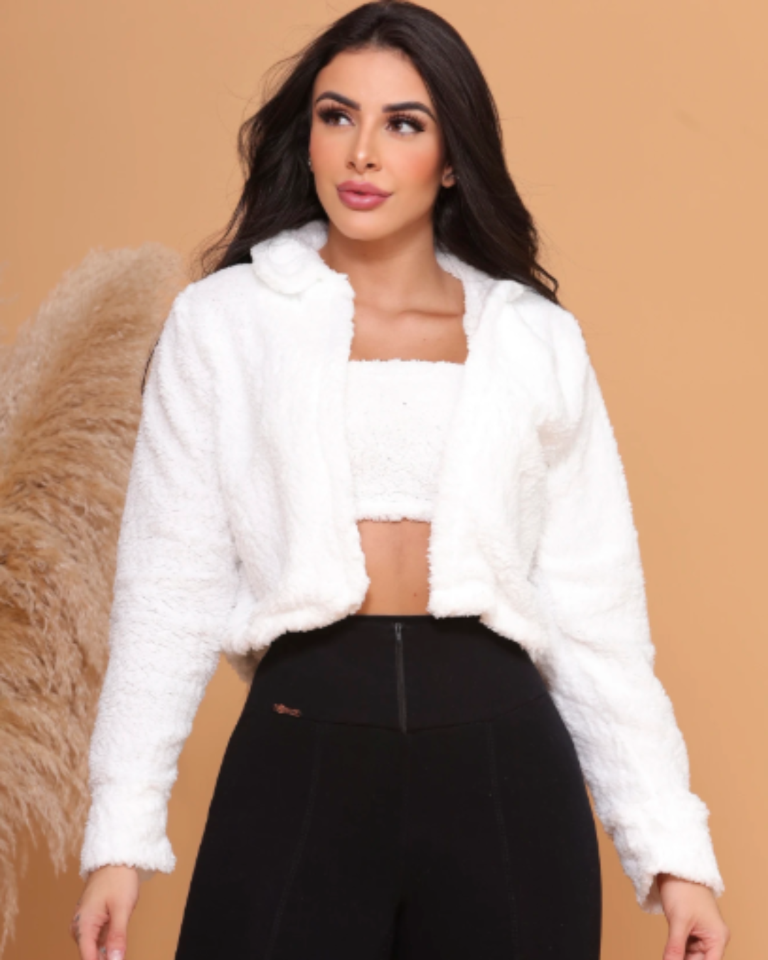 Teddyfellmantel für Damen mit Plüschfutter innen und außen.