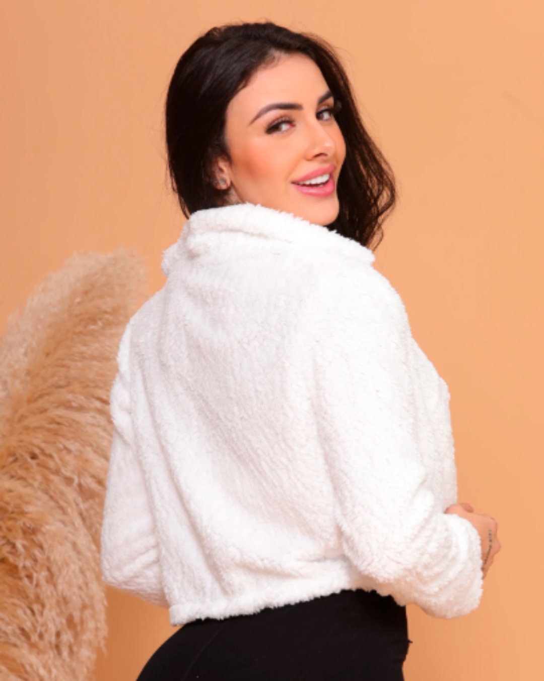 Teddyfellmantel für Damen mit Plüschfutter innen und außen.