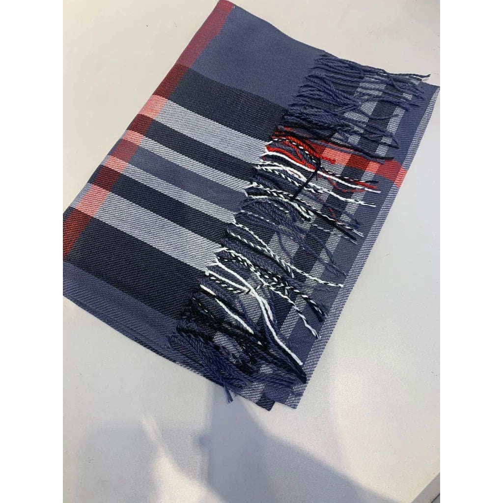 Klassischer Karoschal mit Fransen für den Winter