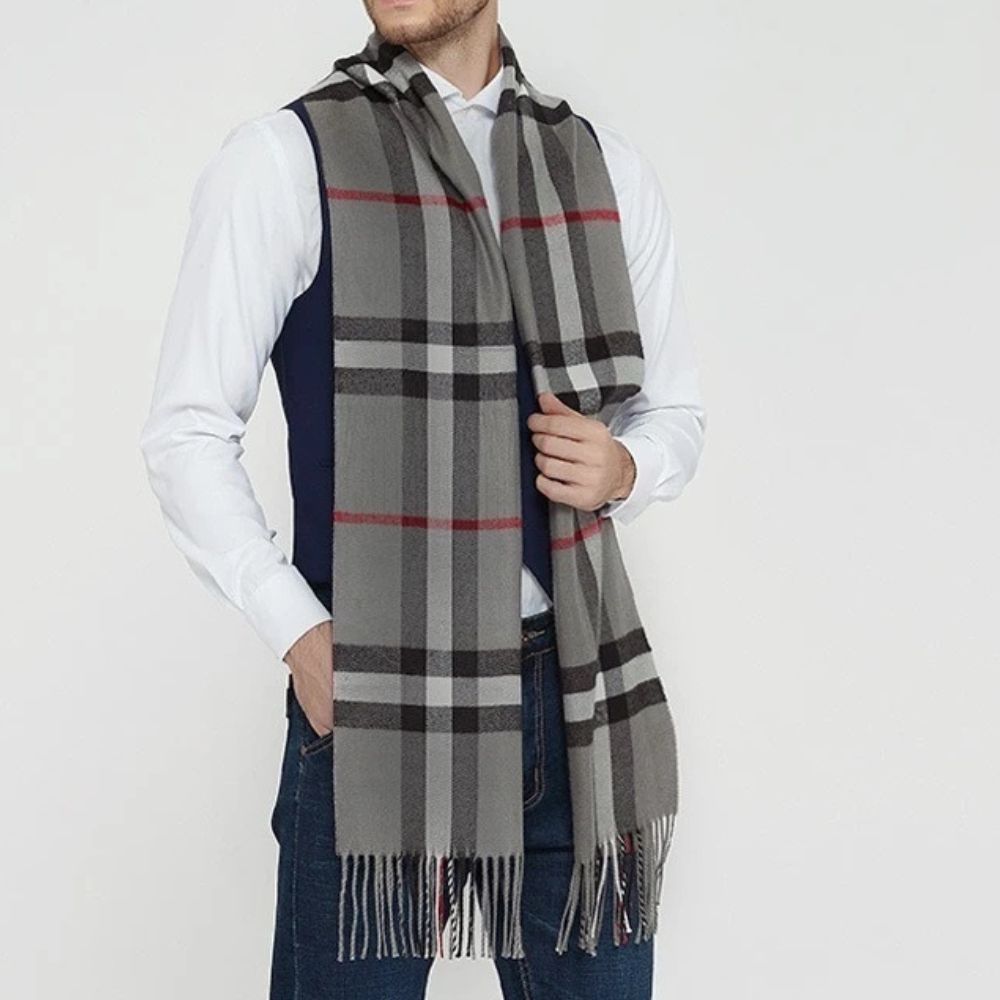 Klassischer Karoschal mit Fransen für den Winter