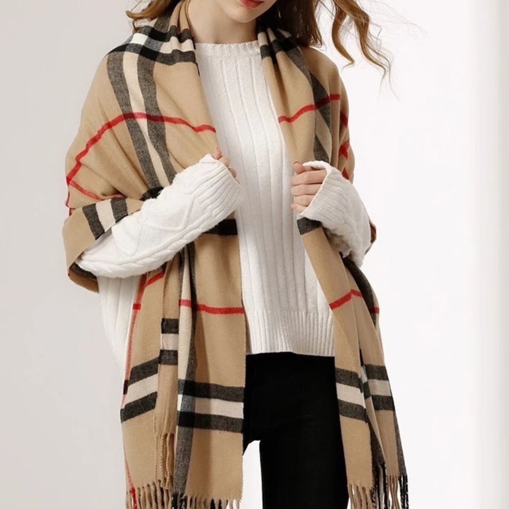 Klassischer Karoschal mit Fransen für den Winter