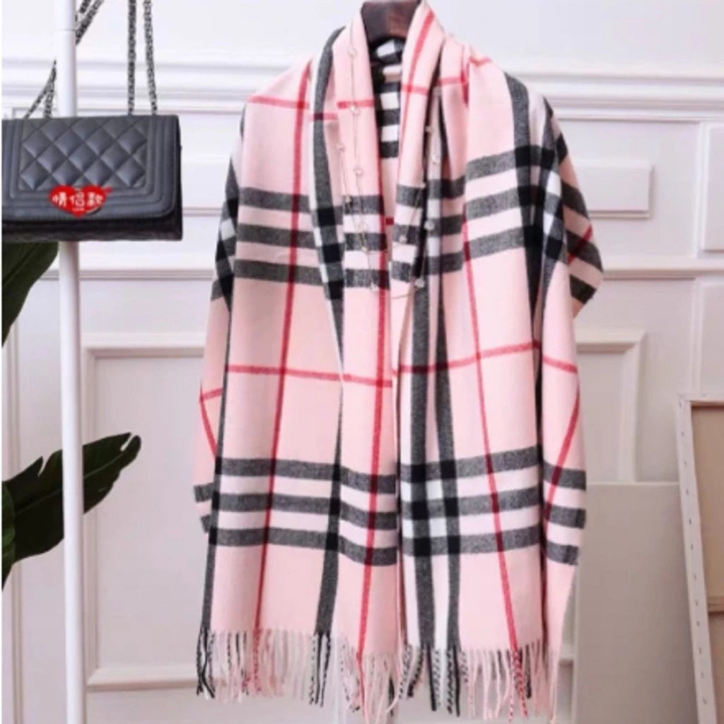 Klassischer Karoschal mit Fransen für den Winter