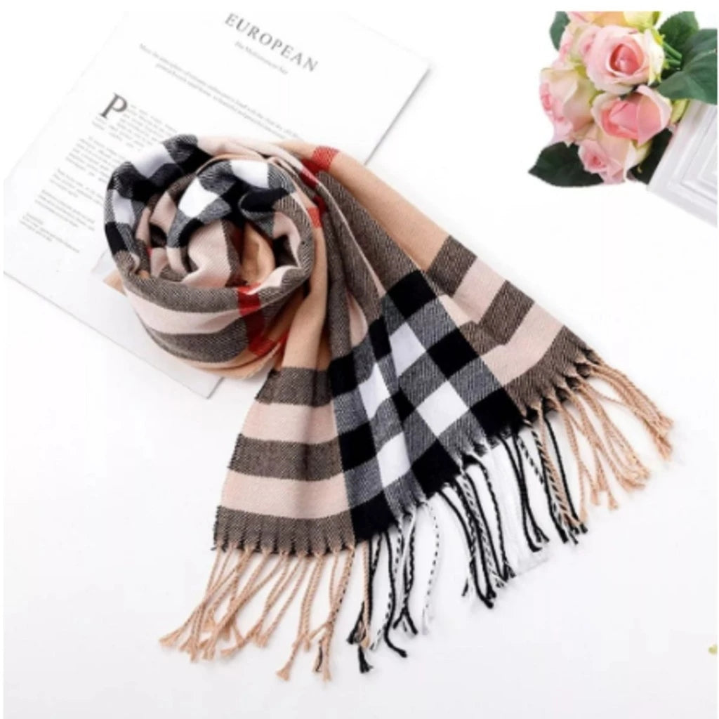 Klassischer Karoschal mit Fransen für den Winter