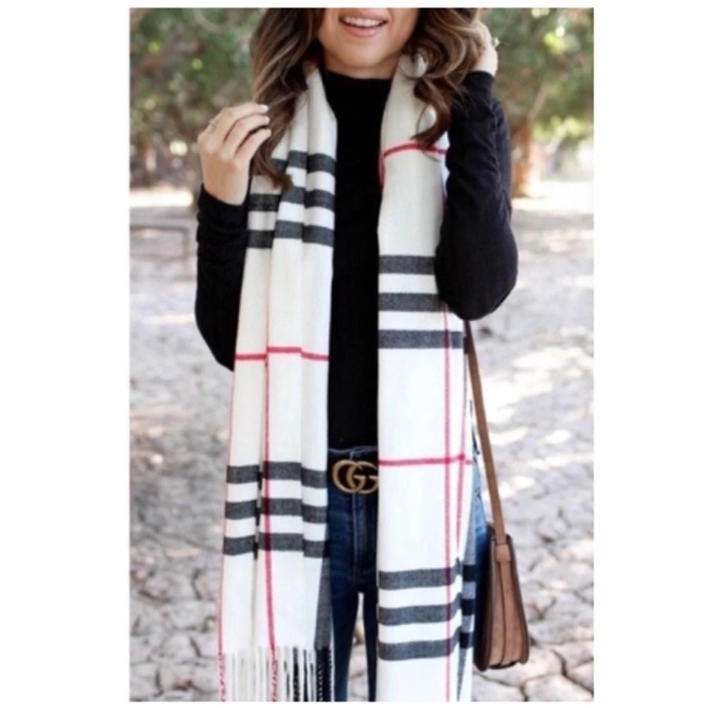 Klassischer Karoschal mit Fransen für den Winter