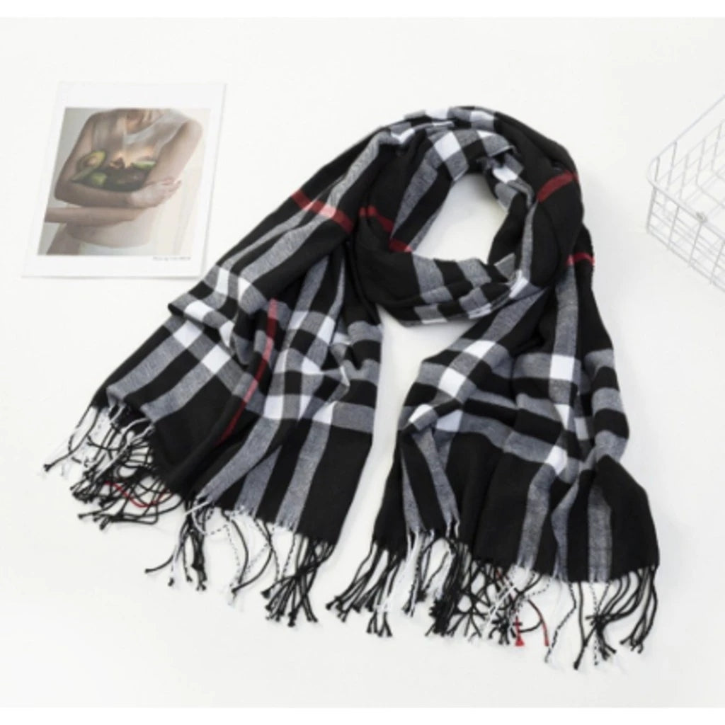 Klassischer Karoschal mit Fransen für den Winter