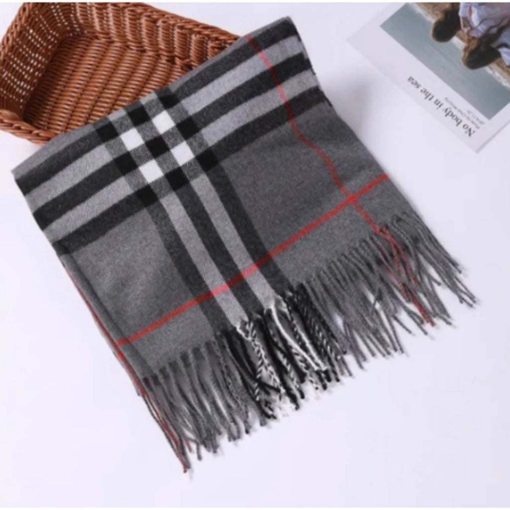 Klassischer Karoschal mit Fransen für den Winter