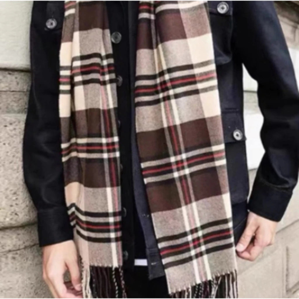 Klassischer Karoschal mit Fransen für den Winter