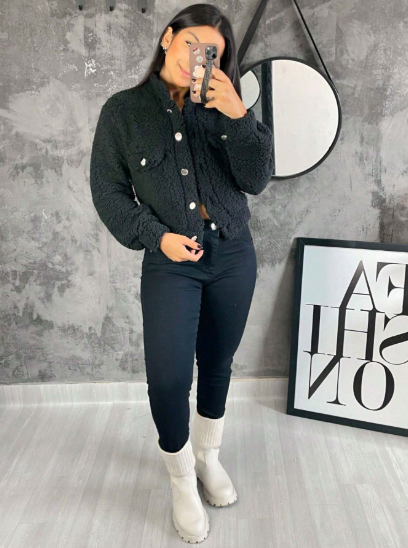 Kurzer Teddy-Mantel mit Knöpfen: Stil und Komfort für den Winter